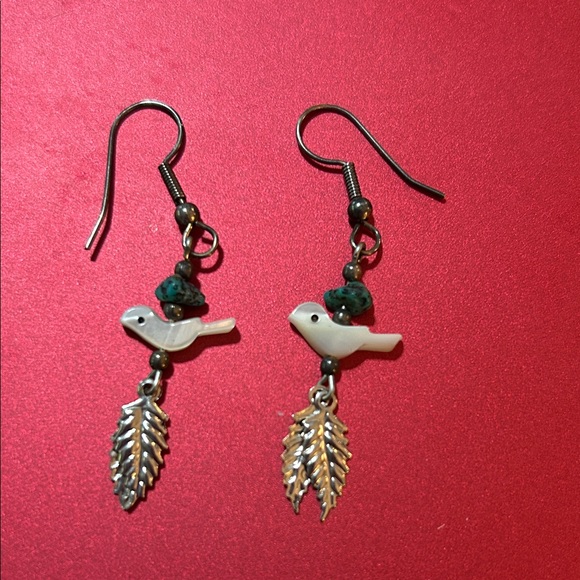 Vintage earrings with turquoise beads & mother of pearl birds & feather charms - Picture 1 of 4